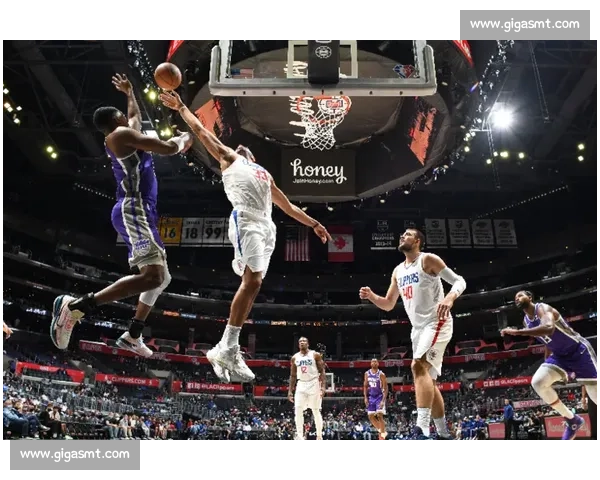 福克斯轻松写意空接暴扣，与球迷互动点燃现场激情