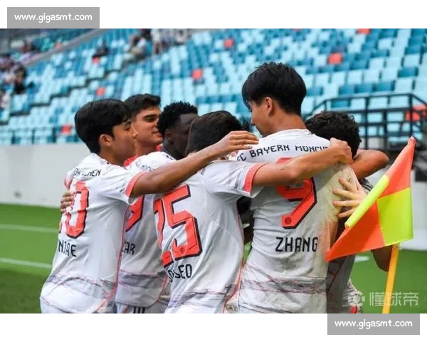 武汉三镇双星闪耀！何锦程接棒张家鸣入选拜仁世界队